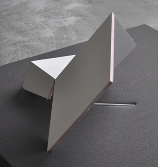 o.T, 2015, Schaumstoff, Aluminium, MDF, Klebeband, 120 x 160 x 50 cm