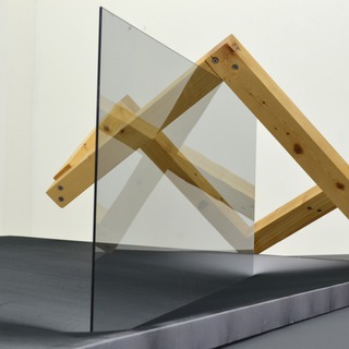 Flatland, 2016, Glas, Holz, Schrauben, Lack, MDF, Stahlrohre 250 x 260 x 120 cm